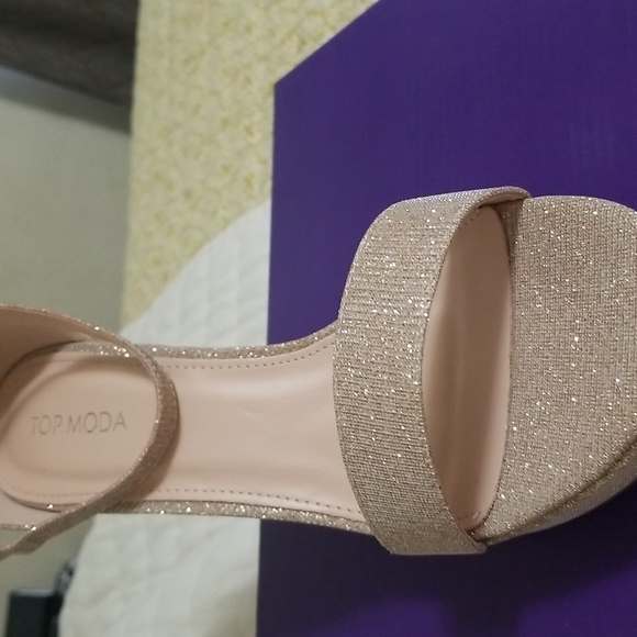 Gold heels - Picture 2 of 3